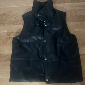 Skin väst i M - Svart skin väst som va viral den är i storlek M, jag väljer att sälja den pågrund av att den inte kom till en så stor användning. Den är perfekt till höst den är varm och gosig. Dm mig vid intresse eller frågor💋pris kan diskuteras 