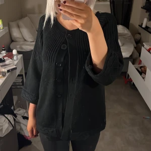 Svart kofta med knappar - Säljer en stickad svart kofta med knappar framtill. Den har trekvartsärmar. den är i storlek L men passar mig som har xs-s 🩷