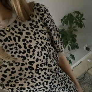 Super fin och mysig OANVÄND Leopardmönstrad topp❤️ - Säljer en oanvänd leopardmönstrad topp! Den är super mysig och len/skön mot huden! Jag har storleken xxs-xs men det passar för S också som du ser💞