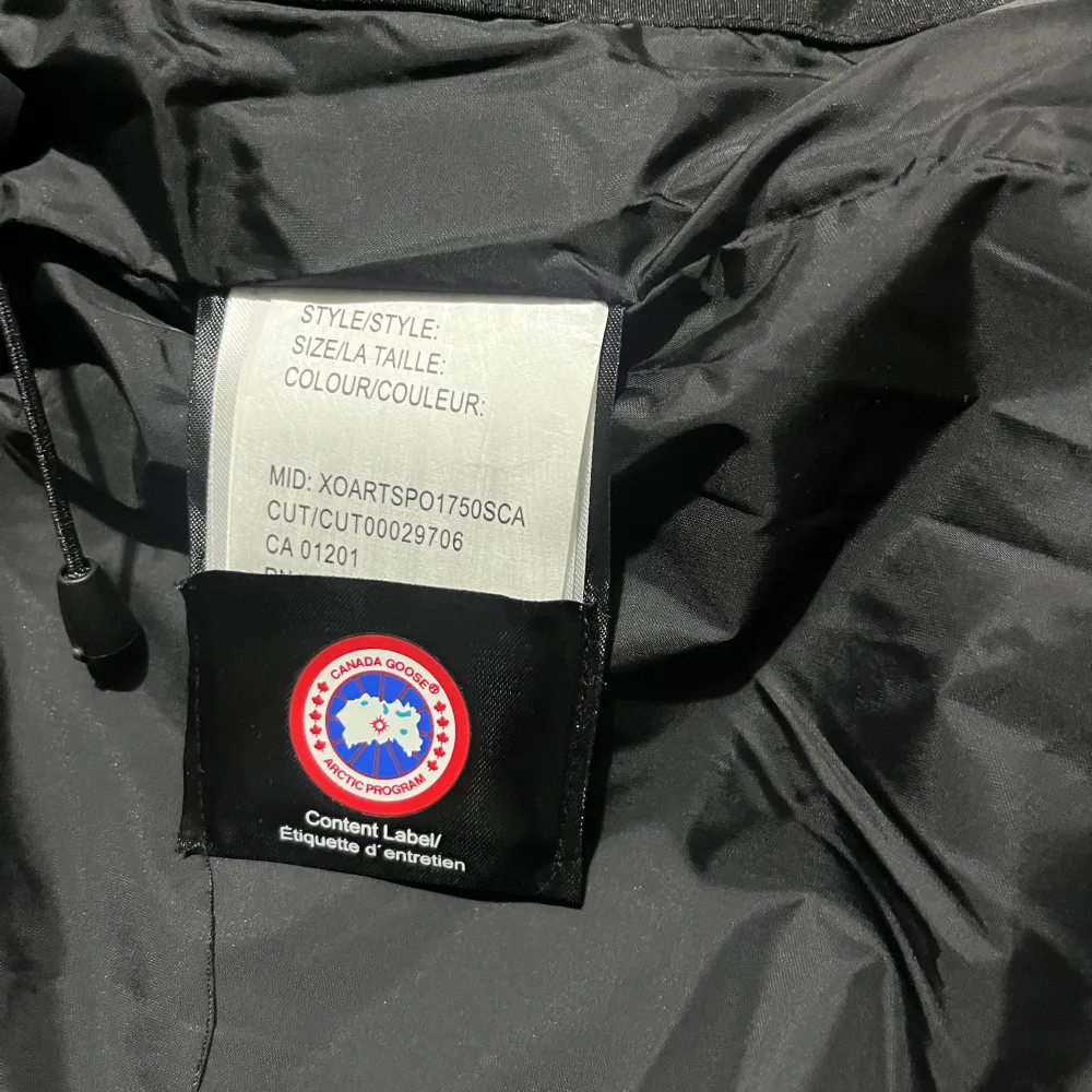 Hej nu säljer jag min CANADA GOOSE Chelsea Parka Atlantic jacka för bara 1499kr. Jackan är en tjej jacka. Jackor.