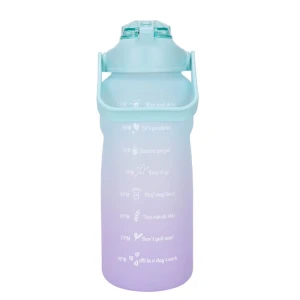 2 LITER VATTENFLASKA - Denna vattenflaska har en gradientdesign i blått och lila. Den är utrustad med ett praktiskt handtag och ett lock med sugrör för enkel användning. Perfekt för att hålla koll på ditt dagliga vattenintag med markeringar på sidan.
