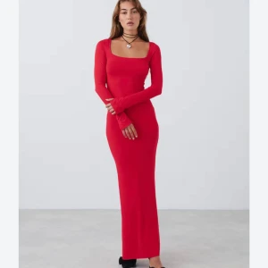Röd långklänning från Gina Tricot - Röd långklänning från Gina Tricot i storlek S. Klänningen har en fyrkantig urringning och långa ärmar. Den är figurnära och tillverkad i ett mjukt material som ger en bekväm passform. Helt oanvänd med prislapp!