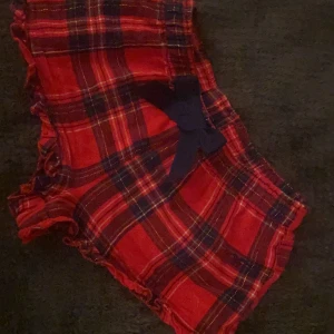 Röda rutiga shorts från Hampton Republic - Jätte fina pyjamas shorts som tyvärr var för små❣️tjejen jag köpte av sa att de var storlek xs men skulle mera säga xxs. Pris går att diskutera 