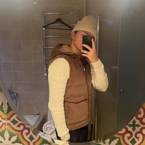 Stenströms väst - Helt ny Stenströms dunväst med lapparna kvar! Nypris ligger på ca 4299kr. Storlek: S. Ljusbrun färg som är väldigt stilren o snygg. Otroligt sällsynt väst med galet bra pris samt kvalitet. Det finns dubbel dragkedja o magnetstängda fickor o massa andra påkostade detaljer. Skriv om ni har frågor! Öppen för byten👊🏼😁 (pris kan diskuteras)