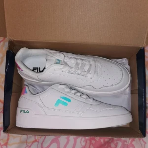 Vita sneakers från FILA - Säljer ett par snygga vita FILA sneakers i nytt skick. Aldrig använda! Strl 41. Original pris - 600kr. Mitt pris - 350 + frakt 🌸🌸