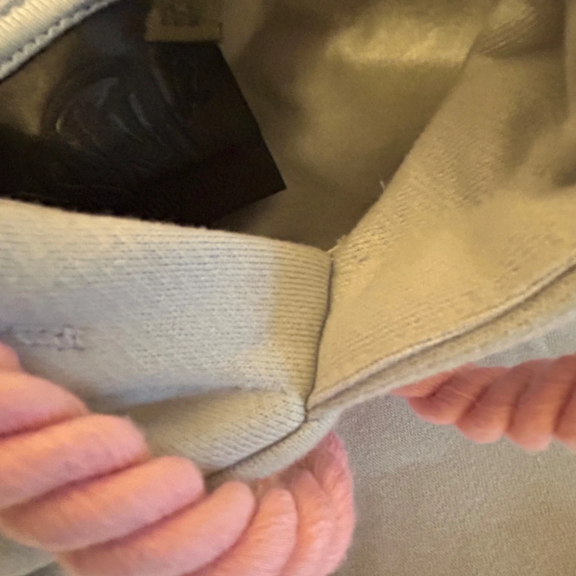 Grå hoodie med rosa tryck - 91