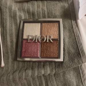 säljer en dior palette med highlighters! ny pris är 650💞skriv om ni vill köpa och om de är mer som vill köpa blir de budgivning