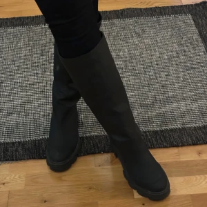 Sabrina knee high boots - Snygga svarta knähöga boots. Perfekta för höst och vinter. Stilrena och enkla att matcha med olika outfits. Endast använda 3 gånger, ser ut som nya. Köptes för 699 men säljes för 300. Storlek 36🩷