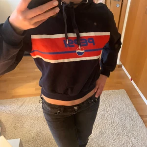Hoodie - Pepsi hoodie i storlek XS  Väldigt fin passform  Längd från toppen till botten: 43cm Längd från axel till axel: 45 cm