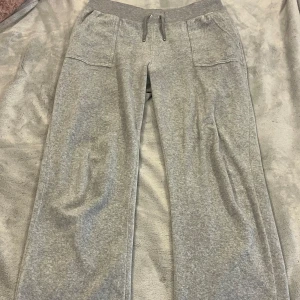 Juicy Couture byxa grå - Grå Juicy Couture byxa i storlek M. Inga defekter. I mycket fint skick💕