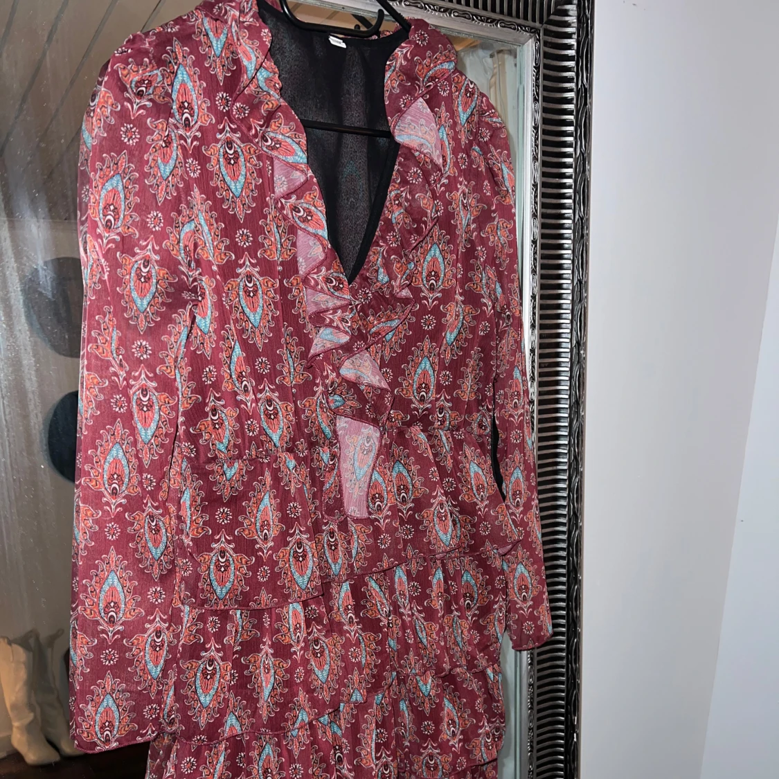 Mönstrad klänning med volanger