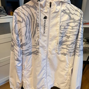 The north face jacka  - Tjena säljer nu denna fina jackan som både är varm och skyddar mot vind, fast pris, Kan skickas ifall det önskas.