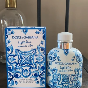 Dolce & Gabbana Light Blue Summer Vibe - Säljer nu min Dolce & Gabbana light blue summer vibe då den inte kommer till användning. 125 ml nästan aldrig använd kolla bild för mängd. Tar ej emot några byten. Hör av er vid några frågor. 🌊