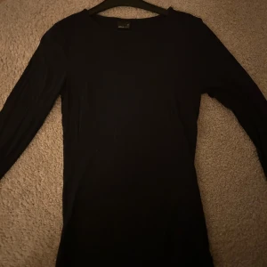 Marinblå topp - Säljer marinblå långärmad tröja från Gina Tricot i storlek XS. Tröjan är i bra skick och säljer pga att jag inte använder längre, hund finns i hemmet 💕