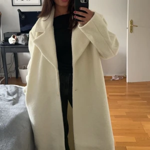 Vit kappa i ull Josefin hj x nakd  - Säljer en superfin vit kappa i ull från Josefin hj x nakd då den inte kommer till någon användning. Köpt nyligen men känner att den inte riktigt är min still. Använd fåtal gånger. (Nypris 1299kr) 