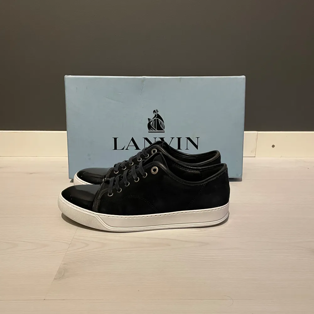 Lanvin skor i storlek 41 passar 41,5 fråga om innermått om du är osäker. Skick 7/10 då det är små defekter på glansen. Kostar som nya runt 5000kr mitt pris 1999kr. Medföljer box och två dustbags. Har du frågor är det bara att skriva!. Skor.