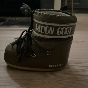 Säljes dessa gröna moon boots, köpta förra vintern men tyvärr blivit för små. Storlek 36/38, jättefina men ett litet märke. Nypris 2400, pris kan diskuteras. Köparen betalar frakt om det behövs, annars kan jag mötas upp i norra Stockholm💕