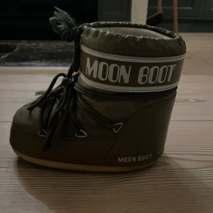 Moon boots - Säljes dessa gröna moon boots, köpta förra vintern men tyvärr blivit för små. Storlek 36/38, jättefina men ett litet märke. Nypris 2400, pris kan diskuteras. Köparen betalar frakt om det behövs, annars kan jag mötas upp i norra Stockholm💕
