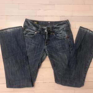 Sjukt najs jeans från Lee med en sliten look! Sprättade nertill för att utöka längden. Lowwaist och bootcut