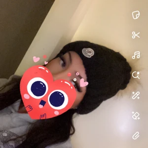 Svart stickad moncler mössa - Snygg svart stickad mössa med en rund logotyp framtill. Perfekt för att hålla sig varm under kalla dagar. Den har en enkel och stilren design som passar till det mesta. Ett måste för vintern!