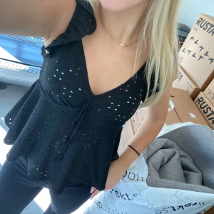 Svart topp  - Jättefin topp till sommaren. I bra skick!! (De vita prickarna är för jag har en vit bh under, om man har en svart bh syns det inte!!!)