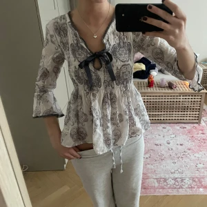 Vit blus med paisleymönster och knytband - Super gullig blus, knappt använd!!!💓