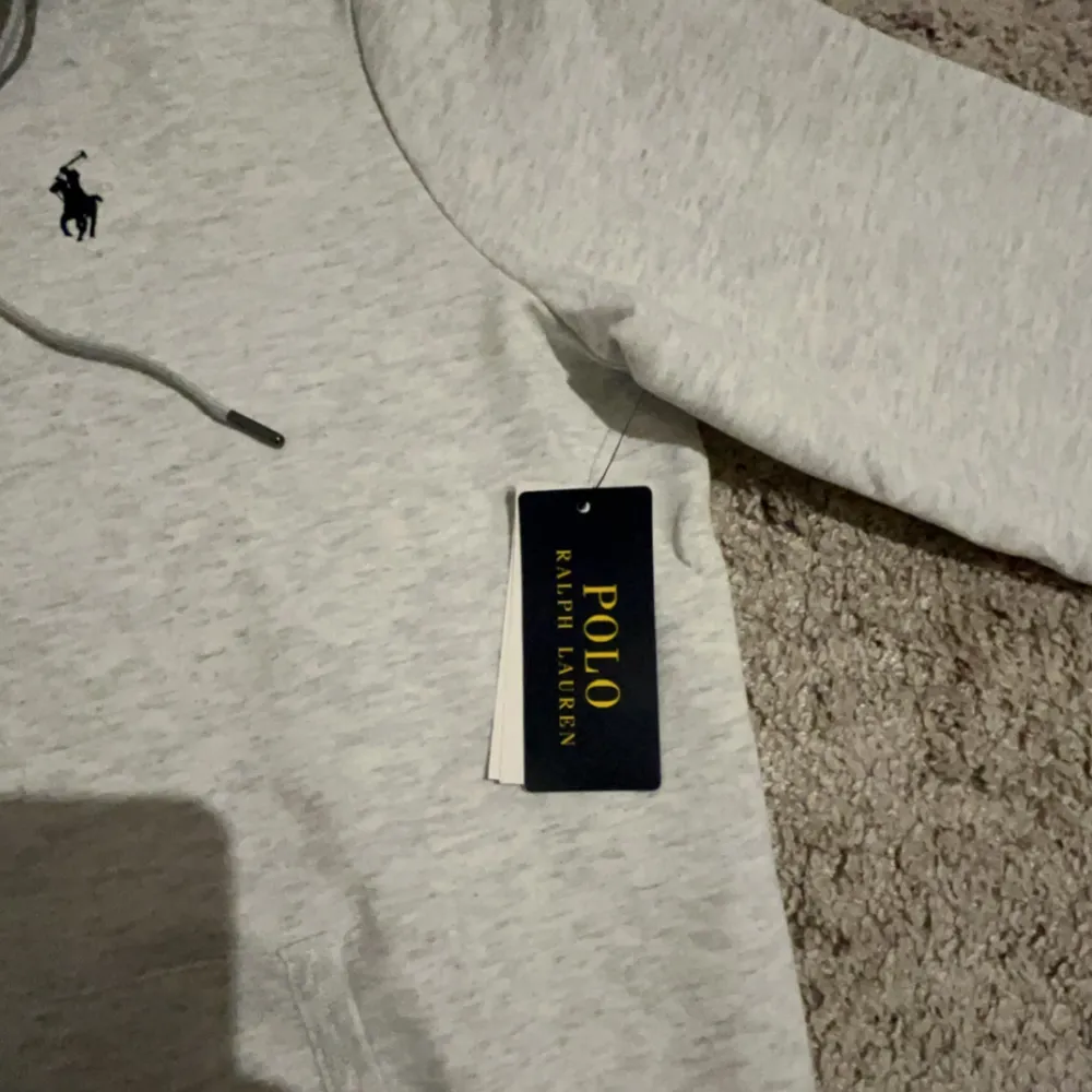 Säljer min Ralph Lauren zip då den inte passar mig. 10/10 skick, oanvänt. . Hoodies.