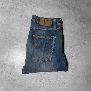 Säljer ett par jeans ifrån Nudie•Storlek W30 L32•Kontakta gärna vid frågor eller funderingar!