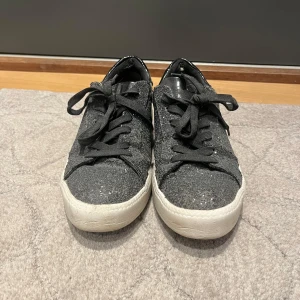 Skor - Använda svart glittriga skor med vit sula. Köpta i Köpenhamn för 3 år sedan men inte använda mer än första året🥰