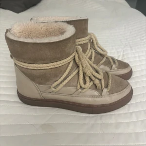 Beige boots från Inuikii - Säljer ett par snygga och varma boots från Inuikii i beige mocka och skinn. Perfekta för vintern och hösten. Inköpta förra vintern, avända men fortfarande i väldigtbra skick. Storlek 40, rengörs innan dom skickas 