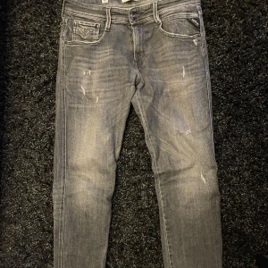 Replay ANBASS med slitningar - ✨Säljer nu dessa replay jeans jag använt ett fåtal gånger men säljer då jag tycker dom är lite korta på mig. Storlek W30 L34 men uppsydda några cm så är cirka L32/30. Jag är 183 och tycker dom är lite korta men passar någon som är 175-180. Hör av er vid frågor!✨