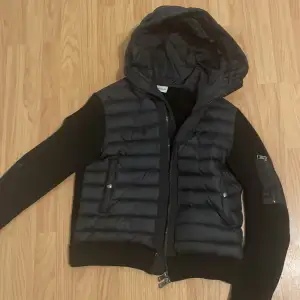 Hej säljer/byter nu min moncler cardigan jag är öppen för byten det är bara skriva vad ni har seriösa köpare endast! Den är i strl m inga skador inget smuts ingen ting använd ish 10 gånger för fin middagar osv..