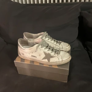 Golden goose, storlek 44 - Hej säljer nu mina trendiga goolden goose, skorna är i väldigt fint skick. Dom är i storlek 44. Box och dustbag fås med, hör av er för fler frågor.