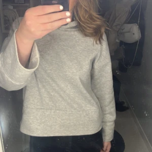 Grå hoodie  -  supermysig grå hoodie från vero moda!💘💘💘💘nypris 400kr