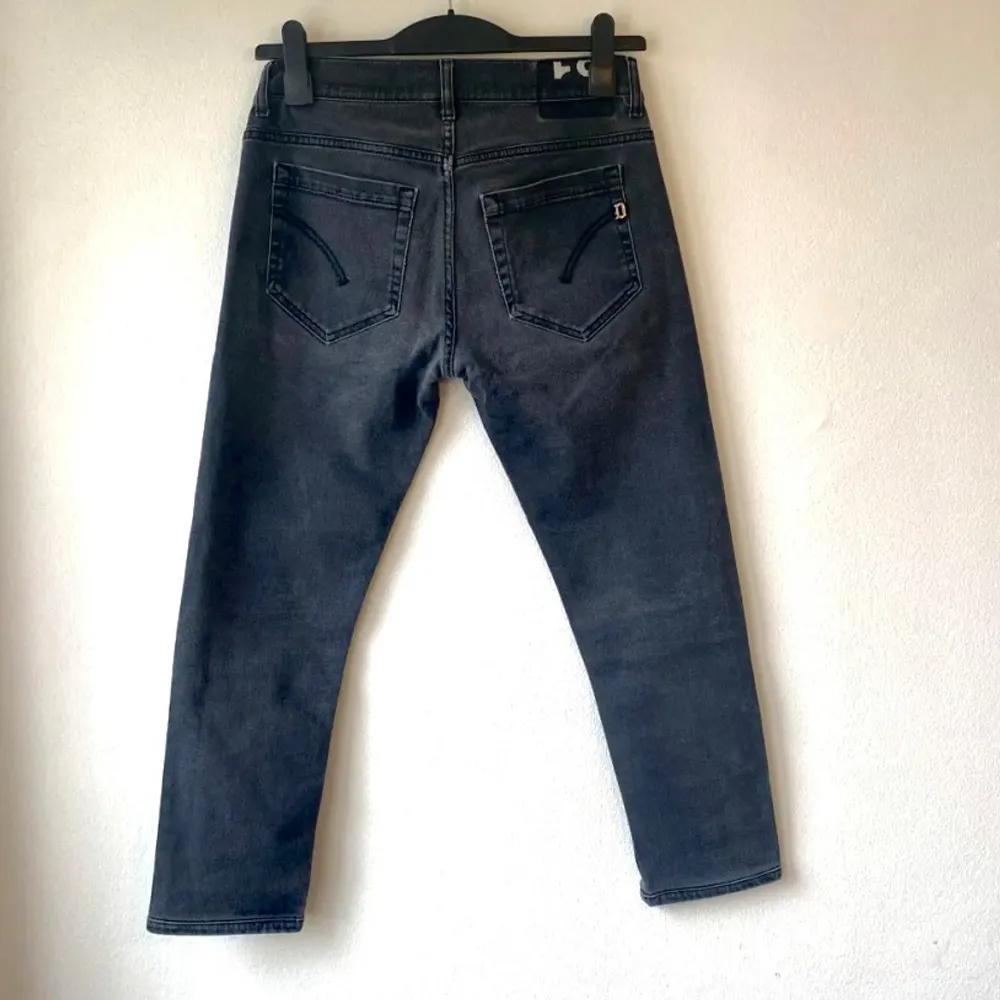 En par feta dondup jeans | skicket på jeansen är väldigt bra 9 /10 | storlek w28/29 | ny pris 4500: mitt pris är 699| skriv vid frågor och funderingar. Jeans & Byxor.