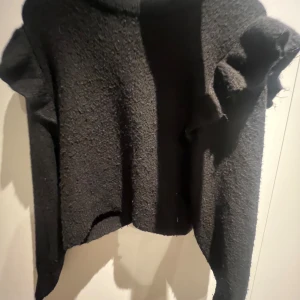 Svart tröja med volang  - Stickad tröja med volanger från hm i storlek xs 💕 säljer för 120kr💕(lite nopprig)
