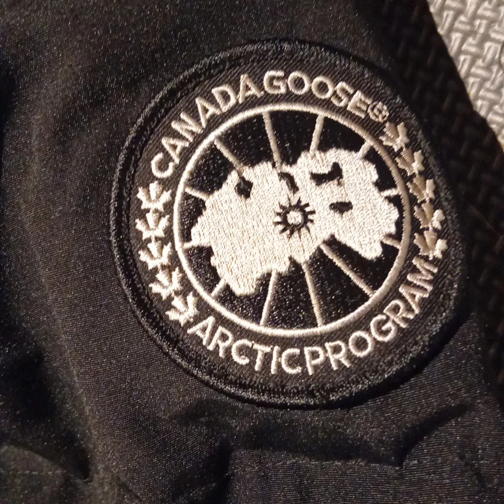 Säljer en Black badge Macmillan från Canada Goose i ny skick, Jackan är perfekt för kalla vinterdagar. Storlek M, hör av dig vid intresse mvh. Jackor.