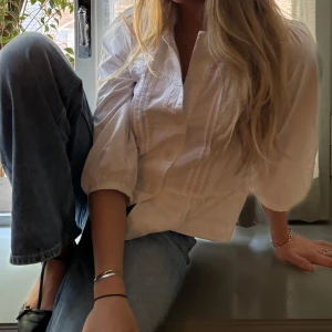 Vit gullig skjorta/blus - Vit skjorta/ blus med jättefina detaljer stora fina knappar i jättebra skick💕