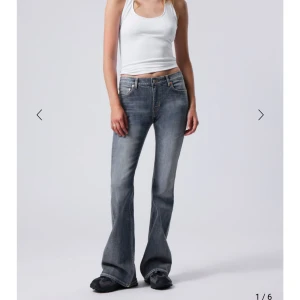 Weekday bootcut flame jeans - Bootcut jeans i modellen flame från weekday. Storlek 27/34, jag är 170 och de sitter bra i längden. Midjemått 38 cm och innerbenslängden 82 cm