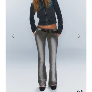 Grå bootcut jeans - Säljer ett par snygga grå bootcut jeans i bra skick. De är lågmidjade och har en klassisk femficksdesign. Perfekta för en avslappnad stil och passar bra till både vardag och fest. De har en skön passform och är riktigt bekväma att ha på sig.