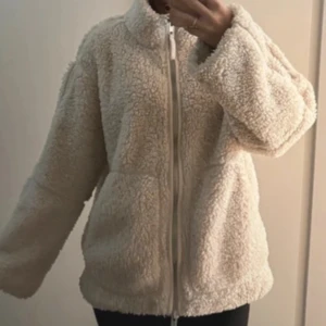 Teddyjacka - Teddyjacka från hm, kvaliten är okej. Jackan har tecken på användning och materialet är inte lika mjukt som en ny men fortfarande bekväm och snygg. 