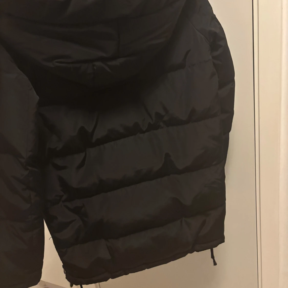 Svart dunjacka med huva - 90