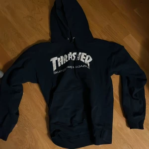 Marinblå hoodie från Thrasher - Super bra skick inga hål eller slitningar sparsamt använd!😊