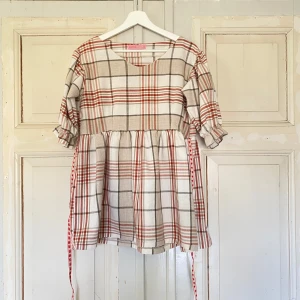 Rutig topp  - Rutig topp, sydd av reclaimed textil  Band med hjärtan 