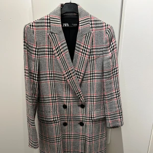 Zara  - Oanvänd kappa.
