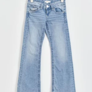 Bootcut jeans GinaTricot  - Säljer mina blåa jeans från Gina tricot då dom är för stora. Dom har en fläck som man ser på sista bilden, och lite slitet längst ner på byxorna Annars är dom i bra skick😊 Storlek 170 motsvarar ca M.