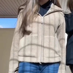 Eftertraktad teddyjacka från hm - Säljer nu denna populära teddyjaxka från hm. Använd fåtal gånger men har en liten defekt (se bild 2)