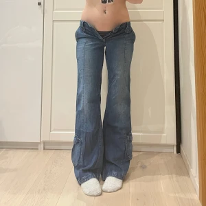 Lågmidjade bootcut/wideleg jeans💕 - Midja: 37 cm rakt över, gren 19 cm o innerben 83 cm jae 169 o xs-s för referens🤩