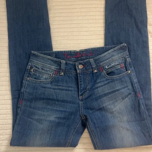Bondelid Jeans - Ett par jätte fina jeans utan defekter! Säljs pga att dem inte används, och för stora i midjan. 86cm i midja och 86cm i innerben. Skriv privat för lite mer bilder (är lite osäker inom waisten men 86cm i innerben)