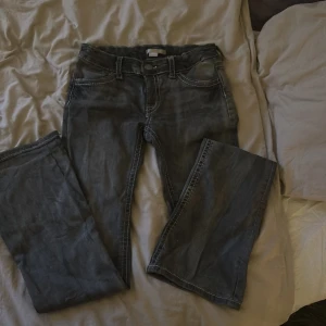 Grå jeans med broderade bakfickor - Från Gina Young, strlk 158